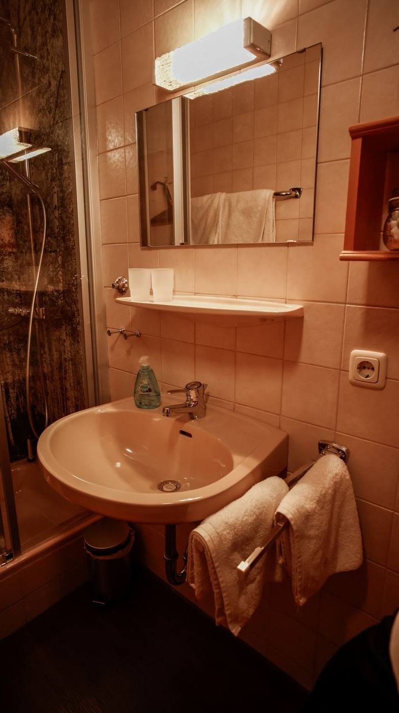 Bad mit Waschbecken und Spiegelschrank
