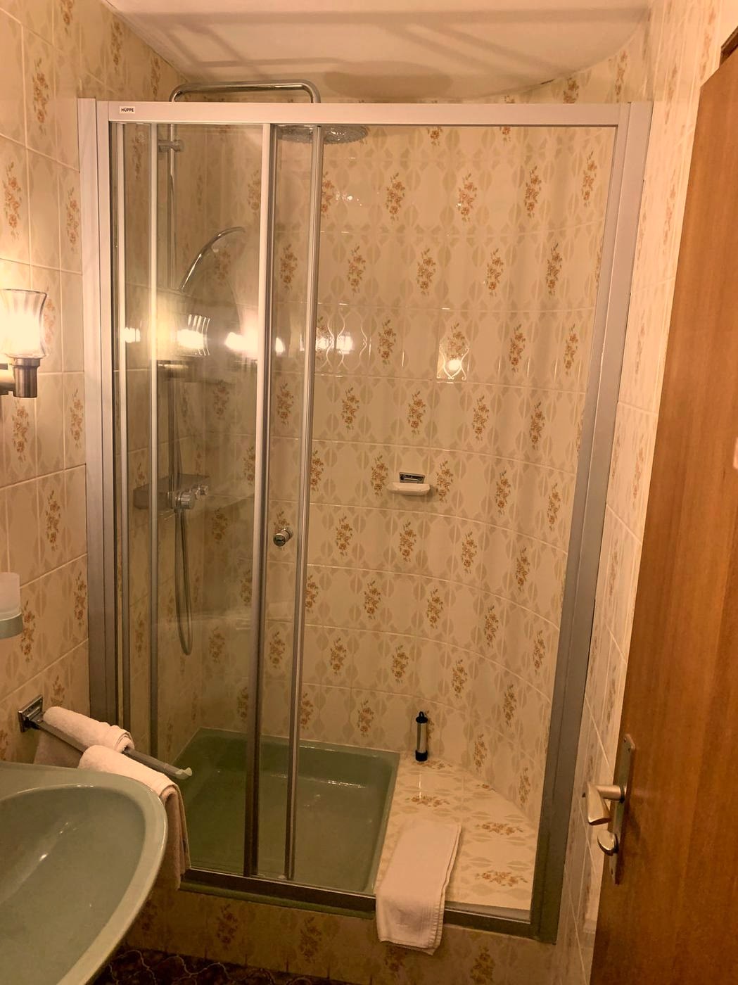 Bad mit Dusche und Retro-Fliesen