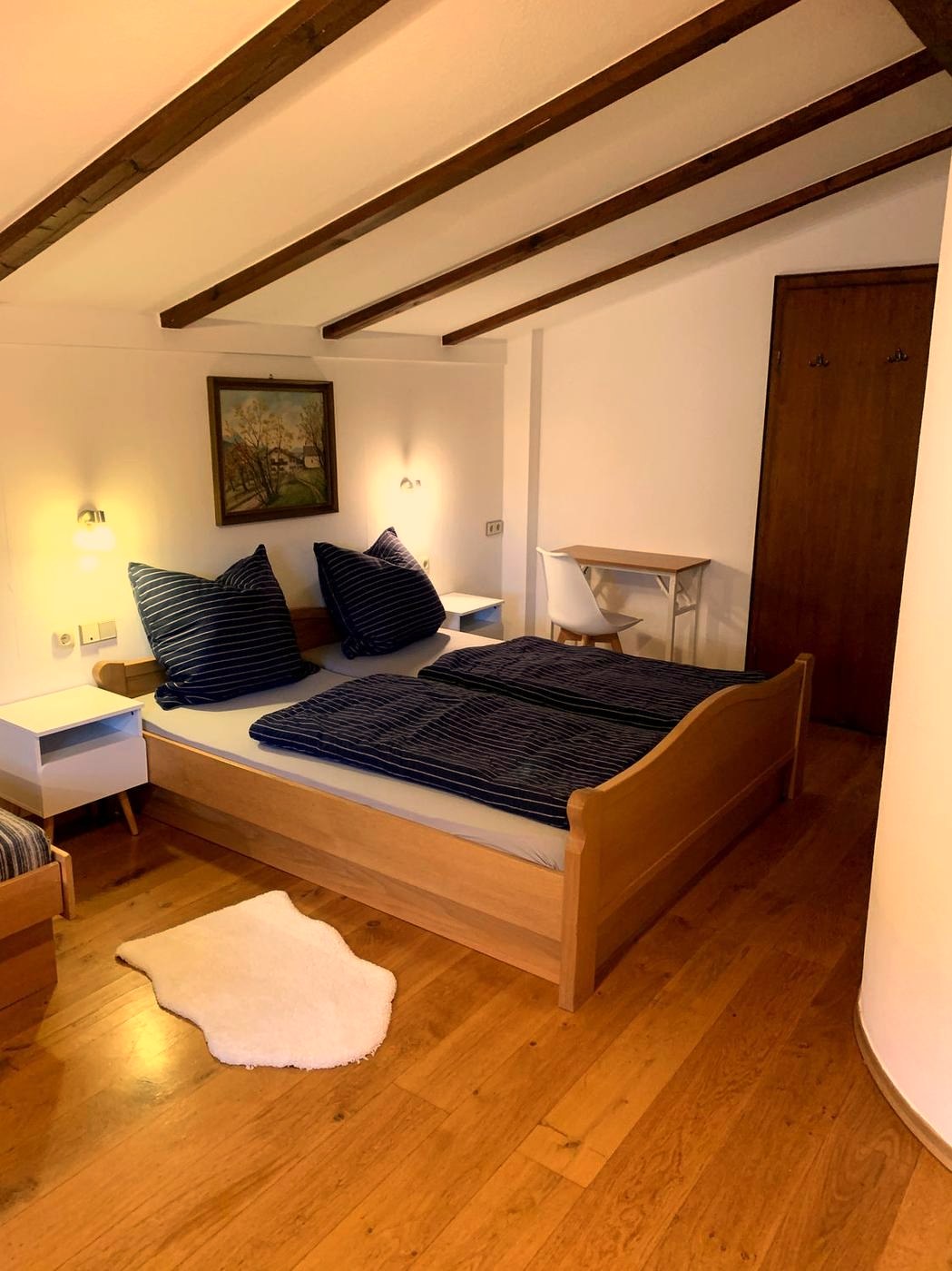 Zimmer Fellnblick – Doppelbett mit Holzboden und Dachbalken