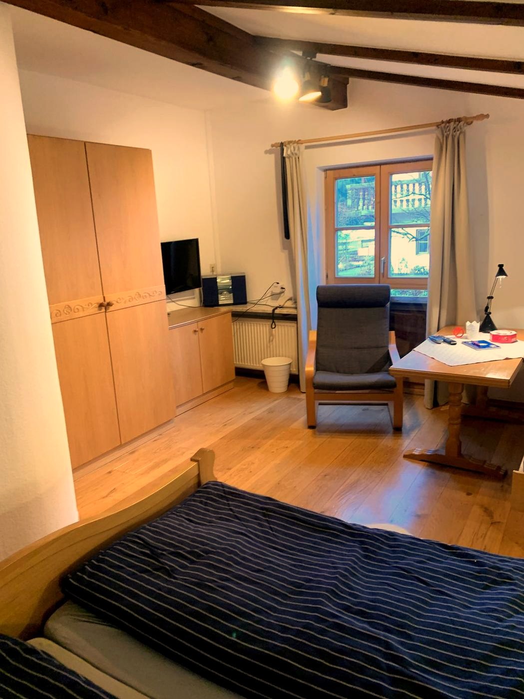 Sitzecke mit TV und Schrank