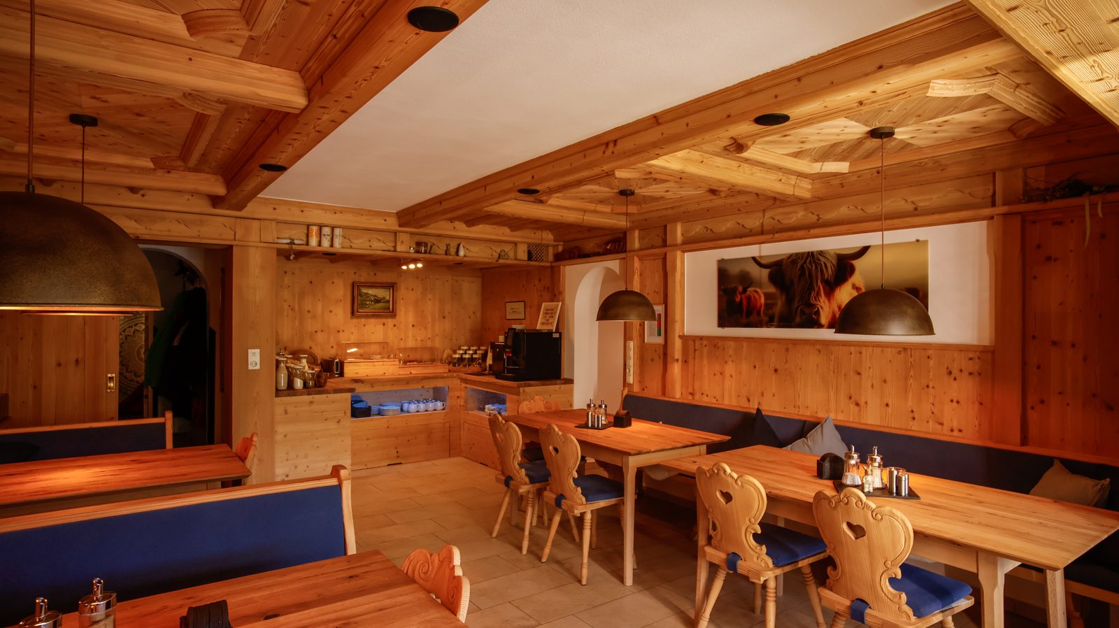 Frühstücksraum mit Buffet und gemütlichen Eckbänken