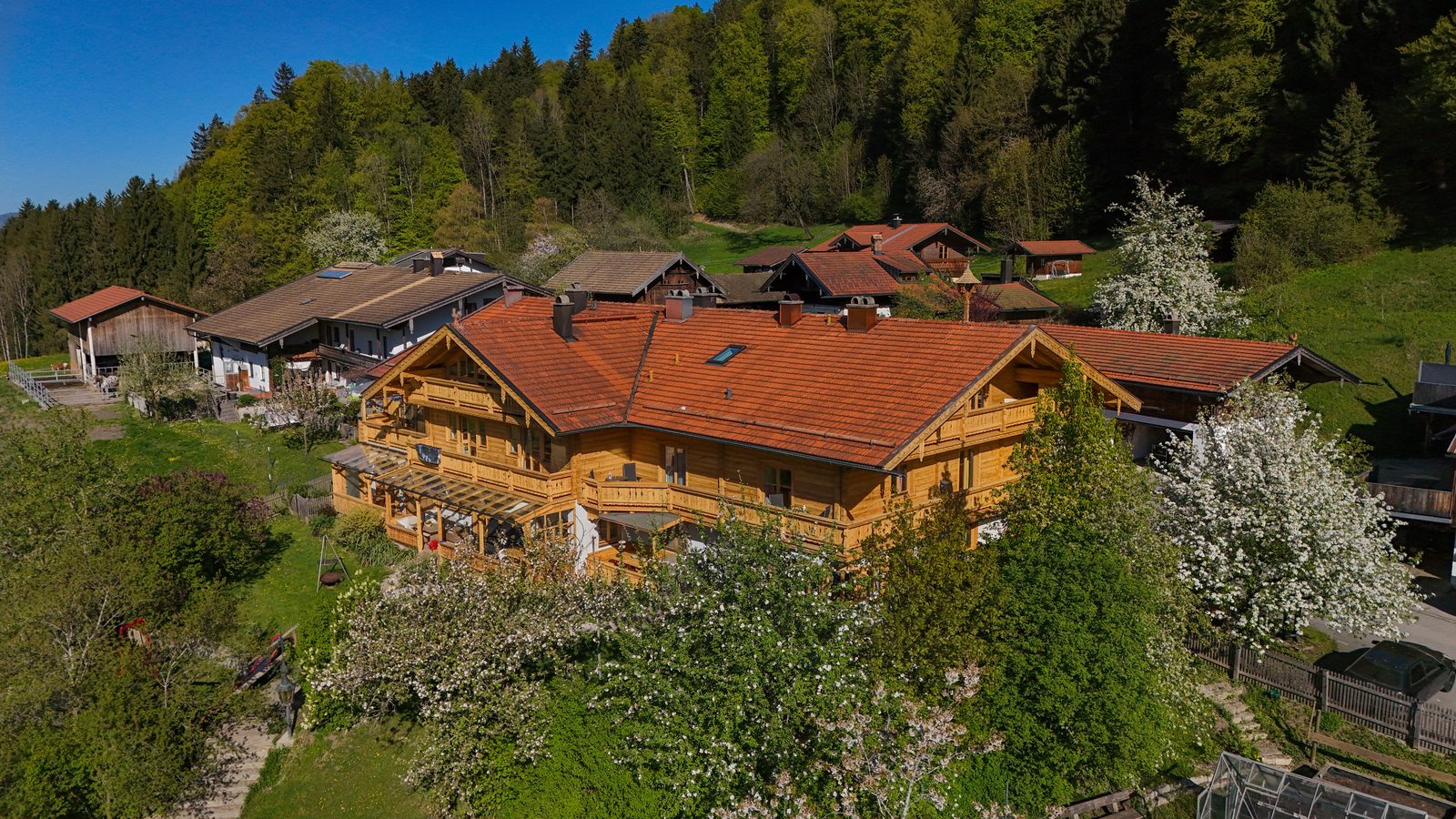 Luftaufnahme des Gästehaus Berghof in Bergen im Chiemgau