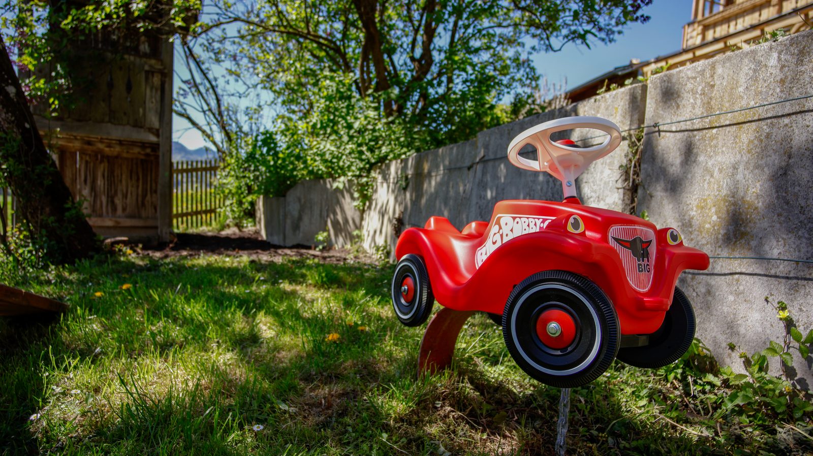Bobby-Car auf dem Spielplatz
