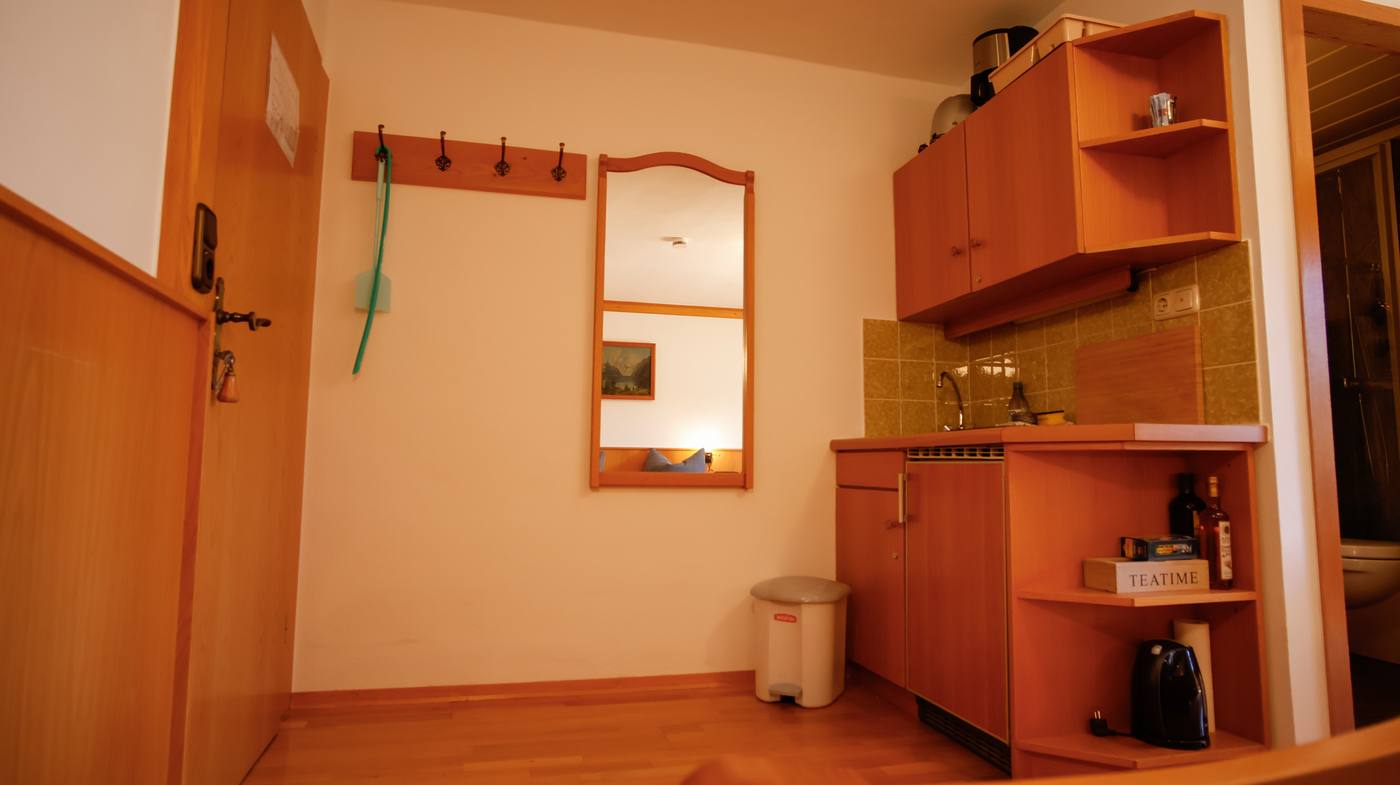 Kleine Kochgelegenheit mit Kühlschrank und Wasserkocher