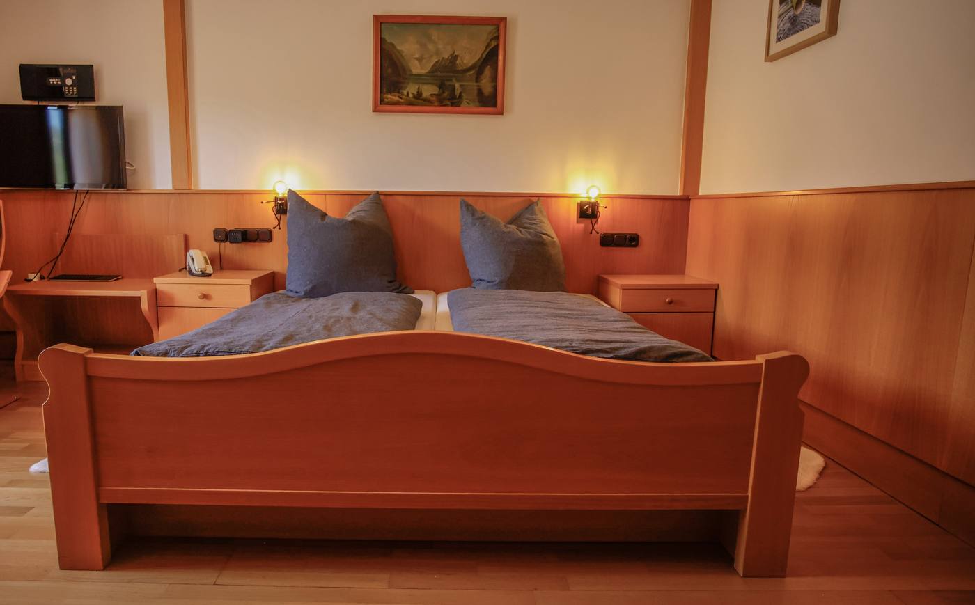Maria Eck – Doppelbett mit Bergbild und Wandleuchten