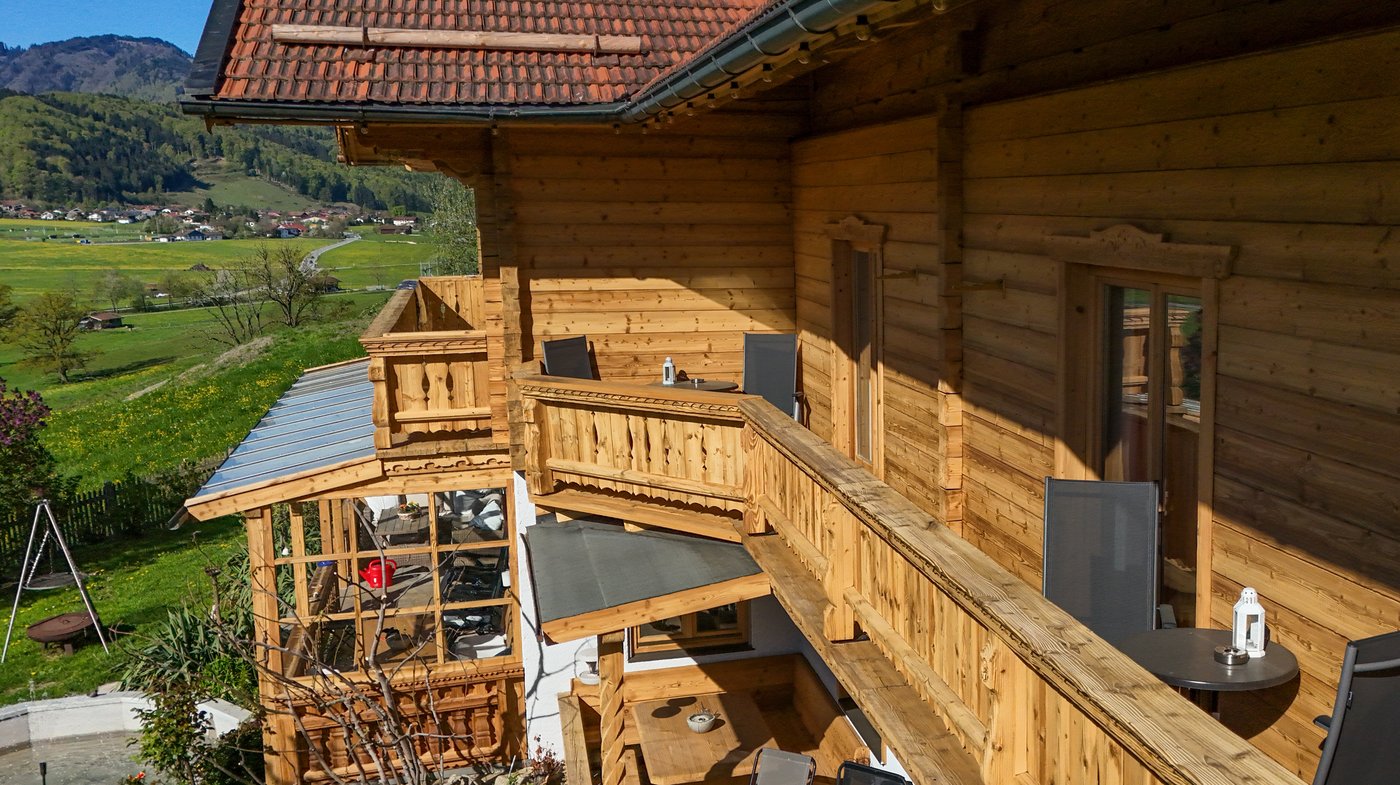 Süd-Ost-Balkon mit Sitzplätzen und Blick auf Berge und Wiesen