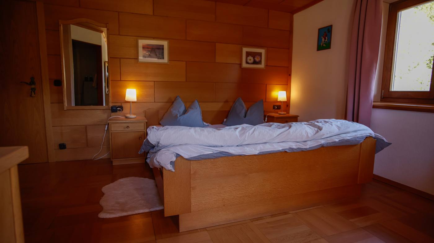 Schlafzimmer mit Spiegelschrank und Nachttischlampen